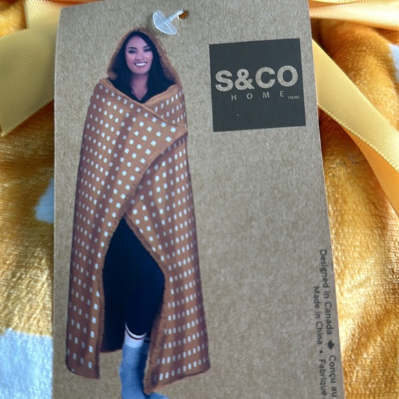 Hooded throw! - Picture 3 of 3